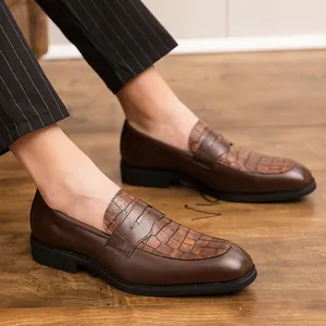 Klassieke bruine heren loafers van leer met krokodillentextuur voor zakelijk gebruik