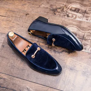 Dettaglio mocassini in vernice blu navy con cuciture in velluto e fibbia