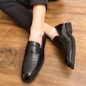 Klassieke zwarte heren business loafers met krokodillenprint in Britse retrostijl