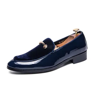 Mocassini da uomo in pelle verniciata e velluto blu navy con fibbia in metallo dorato.