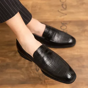 Klassieke zwarte heren loafers met elegante krokodillenstructuur in Britse stijl