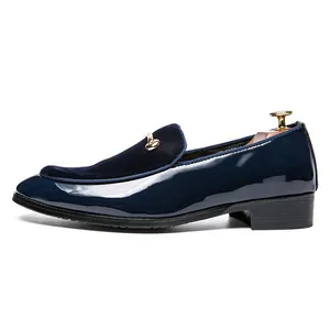 Mocassini in vernice blu scuro con dettagli in velluto e fibbia in metallo dorato stile inglese