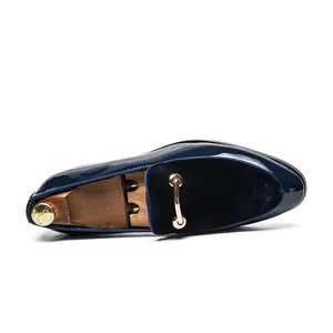 Eleganti mocassini da uomo in vernice blu navy e velluto con fibbia dorata lucida