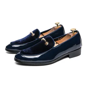 Eleganti mocassini da uomo in vernice blu navy e velluto con fibbia a morsetto dorata