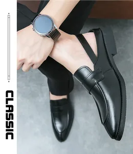 Detalle de mocasines de cuero negro para hombre con punta fina y tacón bajo