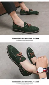 Detailansicht von stilvollen grünen Herren-Wildleder-Loafers mit braunen Quasten
