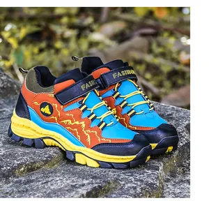 Gedetailleerd zijaanzicht van kleurrijke outdoor wandelschoenen voor tieners op een natuurlijke rots