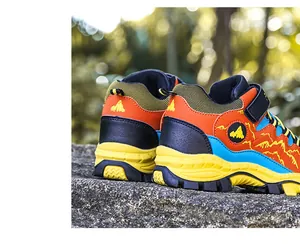 Gedetailleerde close-up van kleurrijke hoge outdoor wandelschoenen voor tieners met voering