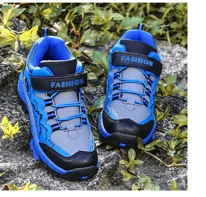Detailweergave van blauwe hoge winterwandelschoenen voor tieners met klittenband.