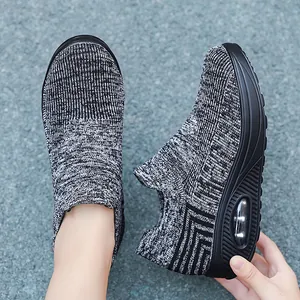 Ademende flyknit instapwandelschoenen met luchtkussen rockerzool voor sportieve dames