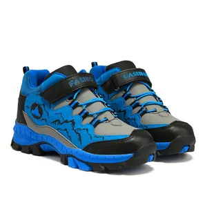 Zijaanzicht van blauwe hoge outdoor wandelschoenen met klittenband en stevige zool