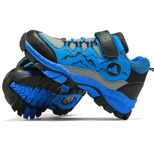 Detailopname van blauwe en zwarte outdoor wandelschoenen voor tieners met profielzool