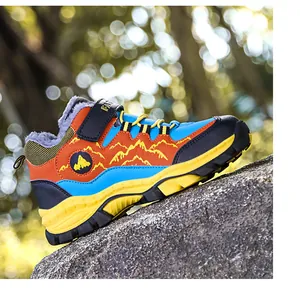 Hoge outdoor bergschoenen voor jongeren met warme voering van imitatiebont voor winter