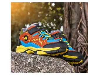 Kleurrijke outdoor wandelschoenen voor tieners met warme bontvoering op een rots.