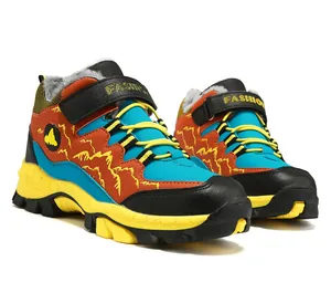 Detailopname van duurzame hoge wandelschoenen voor de winter met warme voering