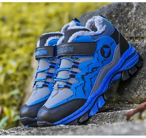 Detail van blauwe winterwandelschoenen voor jongeren met warme voering van imitatiebont.
