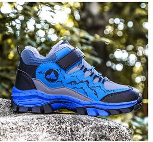 Duurzame blauwe wandelschoenen voor kinderen met warme bontvoering en berggrafieken