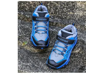 Detailweergave van blauwe winterwandelschoenen met warme voering van imitatiebont