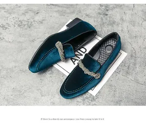 Détail de mocassins en velours sarcelle avec boucle en corde de métal torsadée