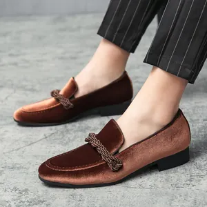 Mocassins élégants en velours marron pour hommes avec détail de corde torsadée et semelle