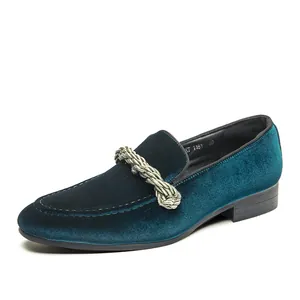 Mocassins pour hommes en daim bleu canard avec détail de corde argentée sur fond blanc