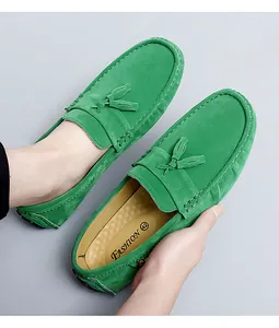 Vue détaillée de mocassins en daim vert avec glands classiques et design à enfiler