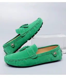 Vue détaillée des mocassins en daim vert avec glands classiques et boucle métallique