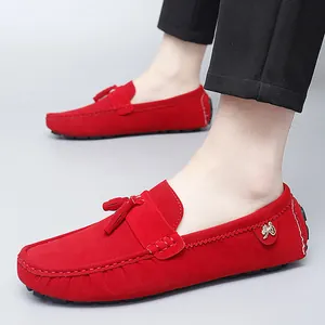 Mocassins élégants en daim rouge pour hommes avec pampilles et design à enfiler confortable