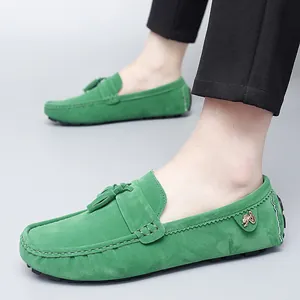 Mocassins élégants en daim vert pour hommes avec pampilles et design slip-on pour le quotidien