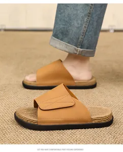 Nahaufnahme von hellbraunen Herren-Slippern mit strukturierter Sohle
