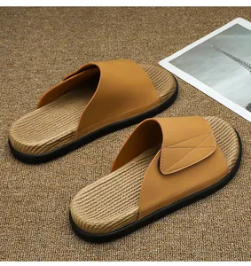 Nahaufnahme gelber Herren-Sandalen mit einem verstellbarem Riemen und strukturierter Sohle