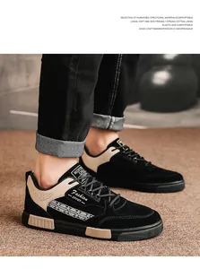 Κοντινό πλάνο μαύρων ανδρικών sneakers από σουέτ με μπεζ λεπτομέρειες