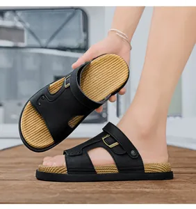 Detailansicht schwarzer Herren-Sandalen mit Stroh-Innensohle und goldener Schnalle