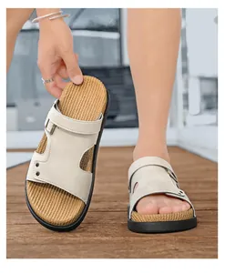 Detailansicht von Herren-Strandsandalen mit dicken atmungsaktiven Sohlen und Strohstruktur