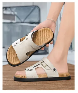 Detailansicht der beigen Outdoor-Sandalen für Herren mit gewebtem Fußbett und dicker Sohle