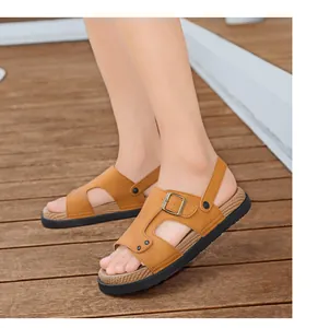 Nahaufnahme von braunen Herren-Leder-Sandalen mit dicker schwarzer Anti-Rutsch-Sohle für Sommer.