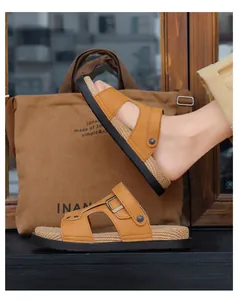 Nahaufnahme von Outdoor-Sandalen für Herren mit gewebtem Fußbett und braunem Leder