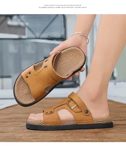 Detailansicht der braunen Herren-Outdoorsandalen mit dicker Sohle und verstellbaren Riemen