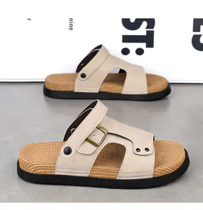 Detailansicht beige Herren Sandalen für den Sommer mit dicker Sohle und Metallschnalle