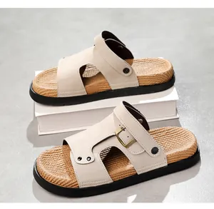 Detailansicht beige Herren Sandalen mit dicker schwarzer Sohle und gewebter Textur am Fußbett