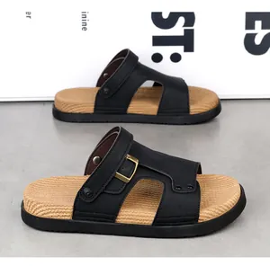 Nahaufnahme der schwarzen Herren-Outdoor-Slides mit dicker Sohle und Schnalle