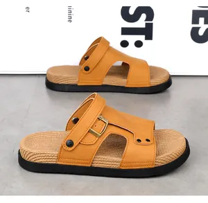 Herren Slipper in Hellbraun mit gewebter Decksohle und dekorativer Metallschnalle