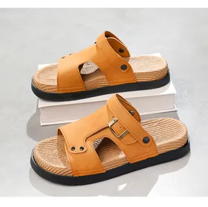 Detailansicht der khakifarbenen Herren-Sandalen mit Schnalle und gewebter Textur.