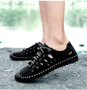 Gros plan de sandales en cuir noir pour hommes avec cordes grises et semelle antidérapante