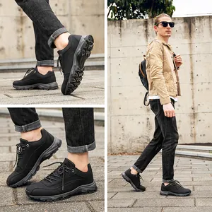 Vista lifestyle all'aperto di scarpe da trekking nere da uomo su pavimentazione