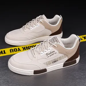 Ανδρικά σουέτ χαμηλά sneakers με κομψό σχέδιο patchwork σε μπεζ και καφέ χρώμα