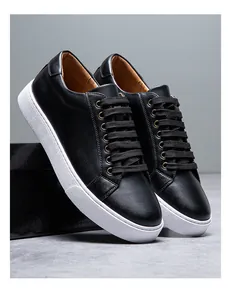 Detailaufnahme der schwarzen Premium-Leder-Sneaker für Herren mit weißer Gummisohle