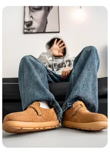Herren Slipper aus Wildleder mit verstellbarem Riemen im trendigen Casual-Lifestyle.