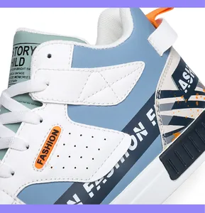 Dettaglio macro di sneaker alta con cuciture bianche e blu e motivo a testo fashion