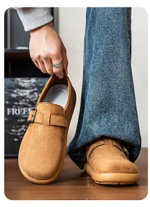 Detailansicht der braunen Wildleder-Slipper für Herren mit verstellbarer Metallschnalle